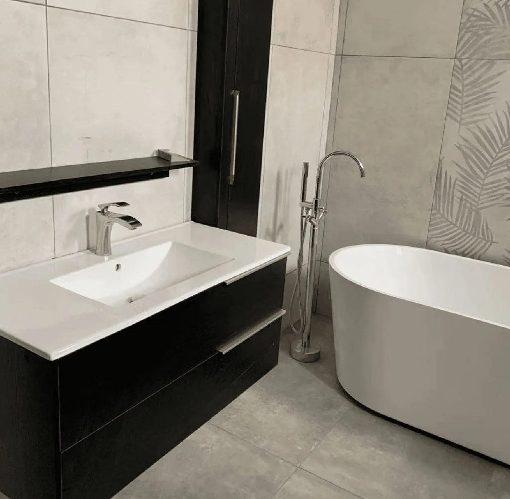 Installed basin and faucet in an apartment bathroom project